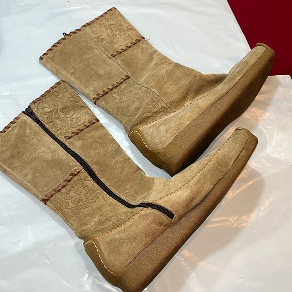 Luichiny ITALY 40 TAN SUEDE leather tall boots Embossed FLOWERS Square Toe 7 USA - Picture 5 of 16